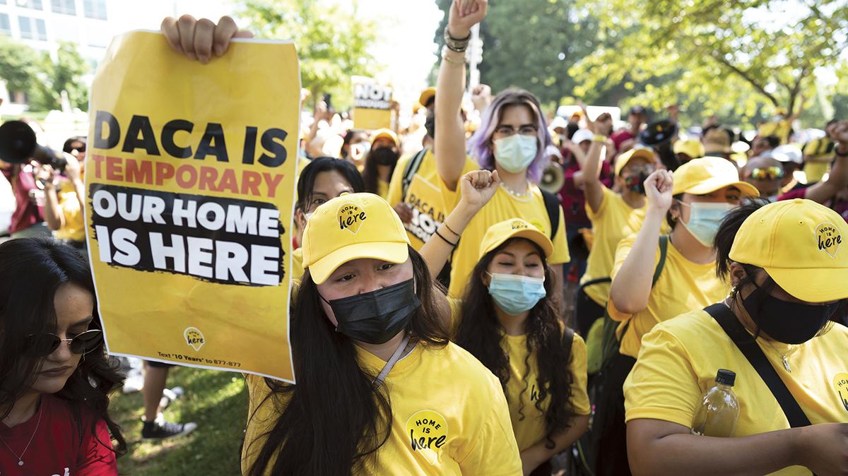 Susana Lujano, a la izquierda, una inmigrantes “dreamer” de México que vive en Houston, se une a otros activistas para manifestarse en apoyo del programa Acción Diferida para los Llegados en la Infancia, también conocido como DACA, en el Capitolio de Estados Unidos en Washington el 15 de junio de 2022.