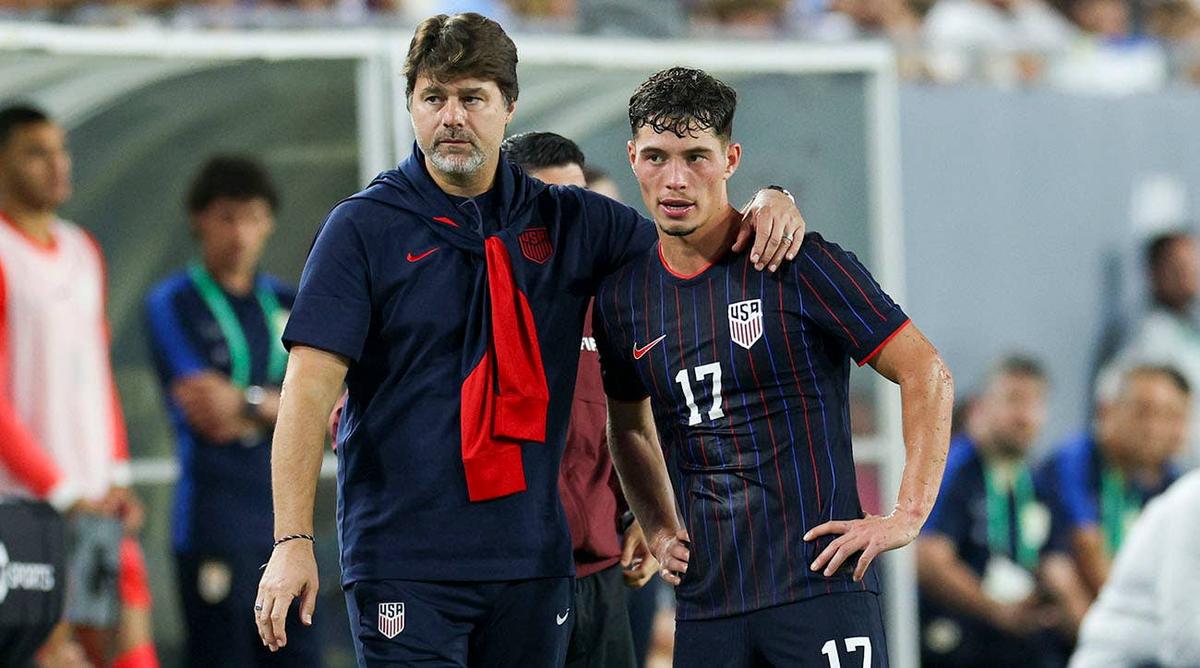  United States head coach Mauricio Pochettino speaks to midfielder Sebastian Berhalter during their friendly against Uruguay in Tampa, Florida, on Nov. 18, 2025. Nathan Ray Seebeck-Imagn Images