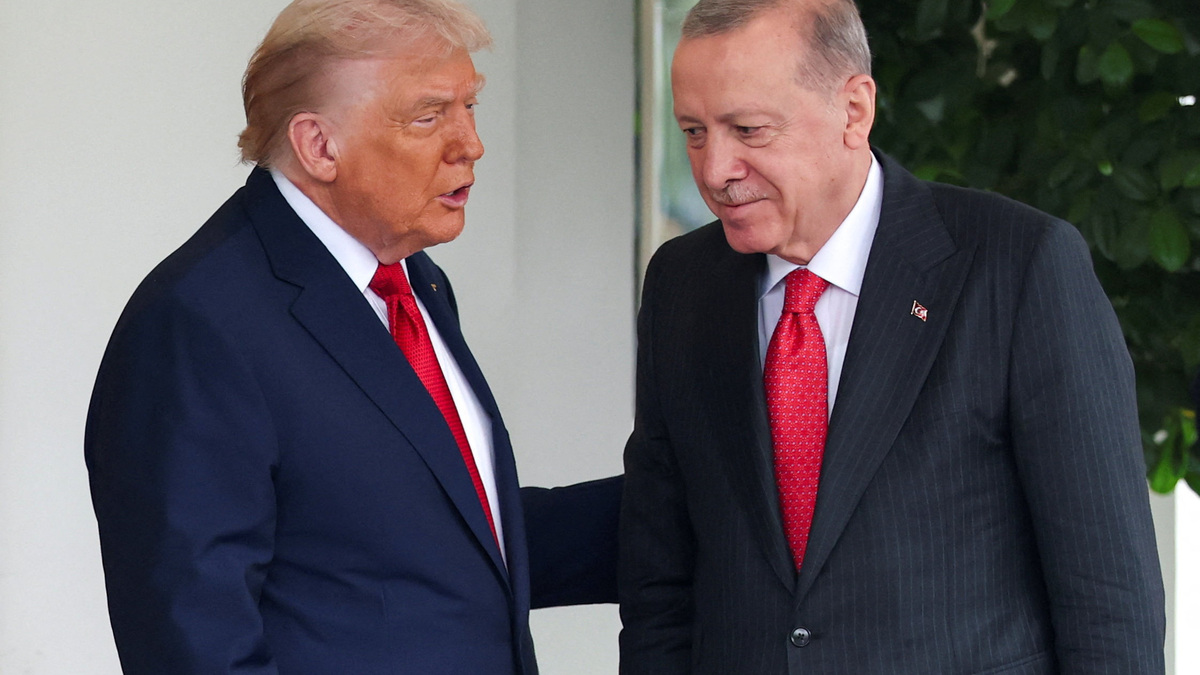U.S. President Donald Trump welcomes Turkey's President Recep Tayyip Erdogan at the White House in Washington, D.C., U.S., September 25, 2025. REUTERS/Jonathan Ernst