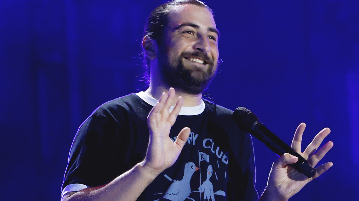 Noah Kahan Asks Fans Not to Poop Their Pants During Concerts: 'Dear God' 