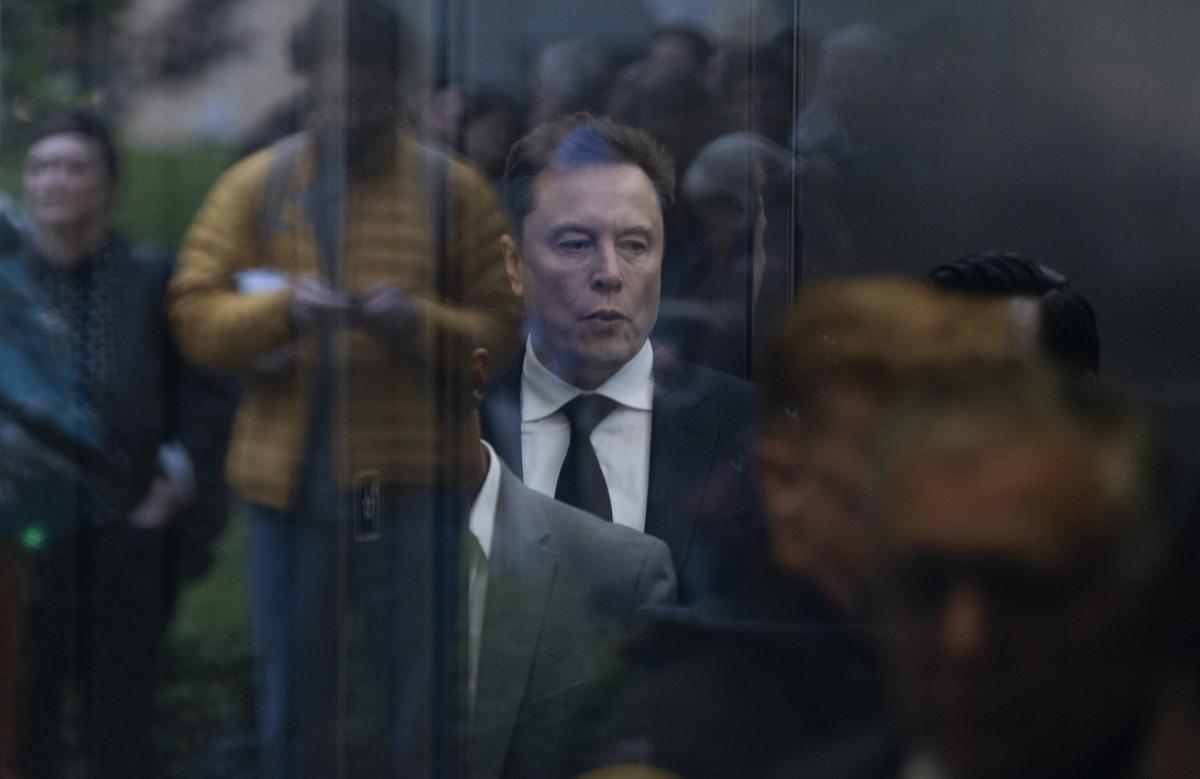 **EDS: RETRANSMISSION OF XNYT0175, MUSK OPENAI TRIAL 5, SENT ON APRIL 28, 2026 TO CORRECT DATE AND TO CORRECT BYLINE TO BRENNAN SMART** Seen through reflections in glass, Elon Musk arrives at The Ronald V. Dellums Federal Courthouse in Oakland, Calif., the venue for his lawsuit against OpenAI, on Tuesday, April 28, 2026. The blockbuster trial could reshape one of the artificial intelligence industry's most important companies and shift the course of the AI race. (Brennan Smart/The New York Times)