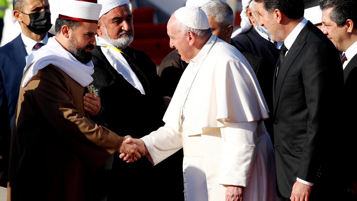 El papa Francisco es recibido por clérigos musulmanes a su llegada al Aeropuerto Internacional Irbil en Irak, el domingo 7 de marzo de 2021. El papa visitó el norte del país, donde tenía planeado rezar en las ruinas de iglesias dañadas por extremistas islámicos, y ofrecer una misa al aire libre. Esta es la primera vez que un papa visita Irak.