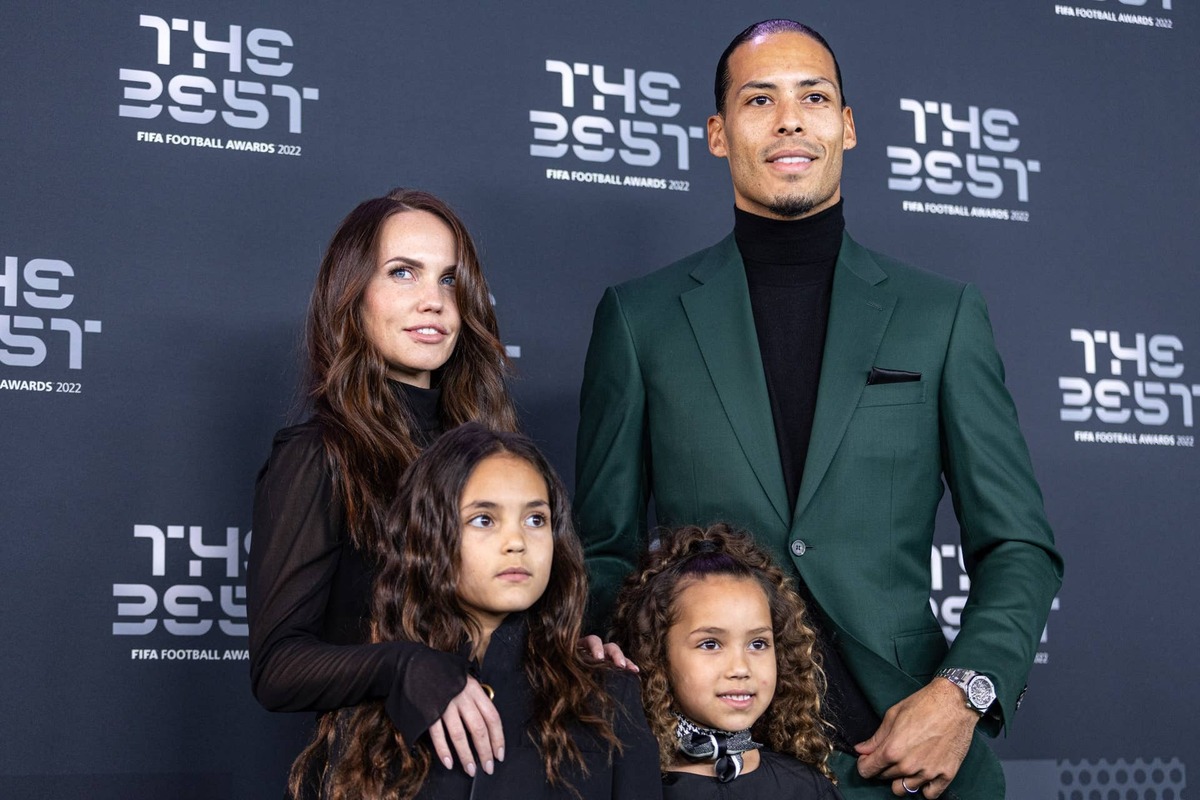  Le joueur de football Virgil van Dijk avec sa femme Rike Nooitgedagt et ses enfants lors de la cérémonie de remise de prix FIFA 2022 le 27 février 2023 à la salle Pleyel à Paris. (Photo by Victor LOCHON/Gamma-Rapho via Getty Images) Photo by Victor LOCHON/Gamma-Rapho via Getty Images