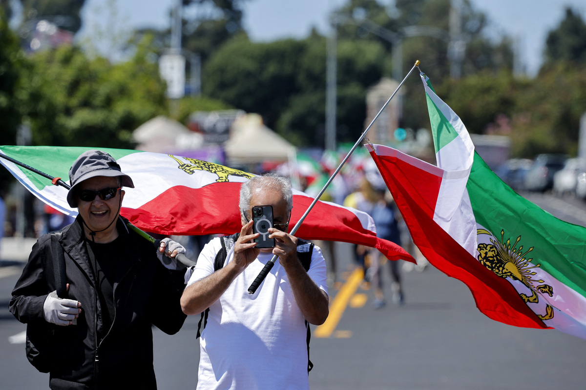 Soccer Football - FIFA World Cup 2026 - Group G - Iran v New Zealand - Los Angeles Stadium, Inglewood, California, U.S. - June 15, 2026 Protesters with Iran flags outside the stadium before the match REUTERS/Mike Blake