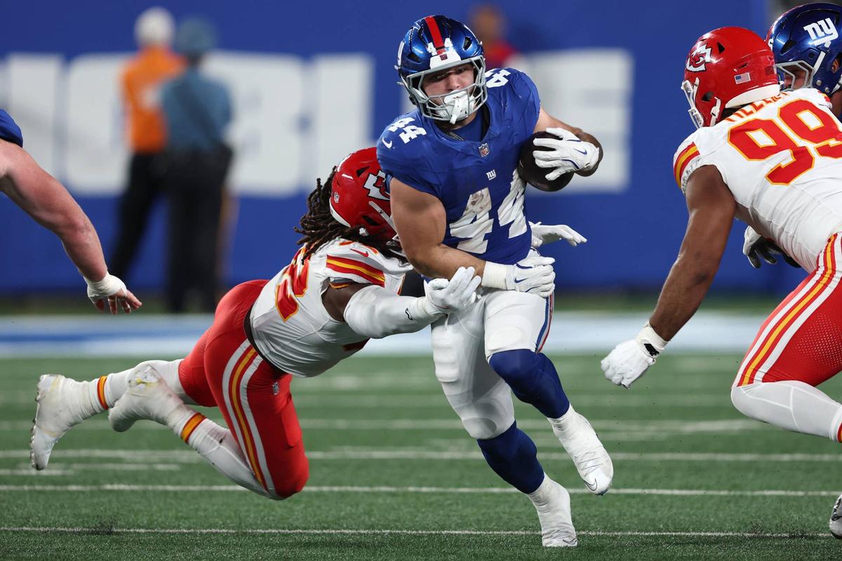  Sep 21, 2025; East Rutherford, New Jersey, USA; New York Giants running back Cam Skattebo (44) runs against Kansas City Chiefs linebacker Nick Bolton (32) in the second quarter at MetLife Stadium. Mandatory Credit: Vincent Carchietta-Imagn Images 