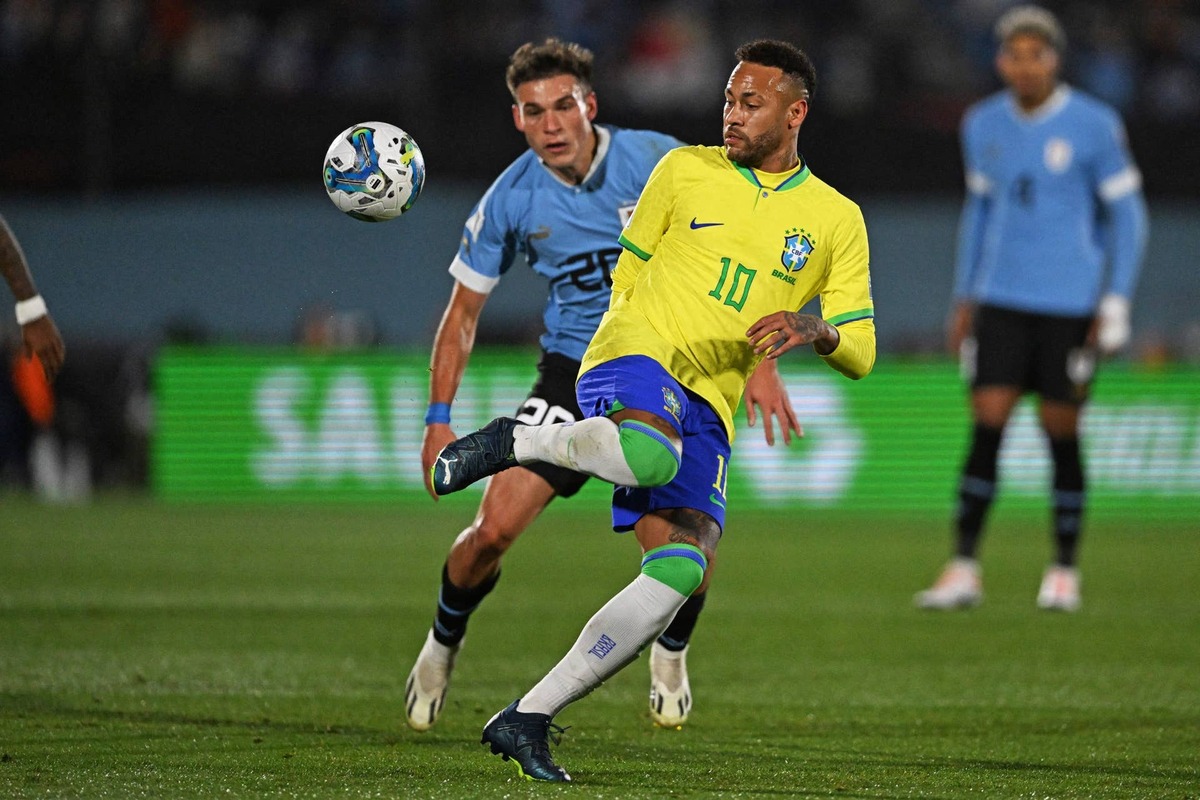  Neymar and Manuel Ugarte fight for the ball during the 2026 FIFA World Cup South American qualification football match between Uruguay and Brazil. (Photo by Eitan ABRAMOVICH / AFP) (Photo by EITAN ABRAMOVICH/AFP via Getty Images)