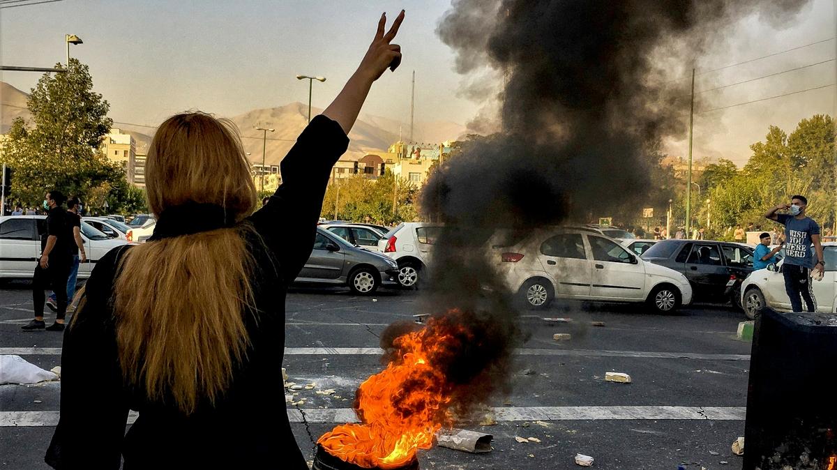 En esta foto tomada por un individuo que no es empleado de Associated Press y obtenida por AP fuera de Irán, los iraníes protestan por la muerte de Mahsa Amini, de 22 años, luego de que fuera detenida por la policía moral, en Teherán, el 1 de octubre. , 2022. Mientras las protestas estallan en casa, el gobierno teocrático de Irán muestra cada vez más su fuerza militar en el extranjero. Eso incluye suministrar drones a Rusia que ahora matan a civiles ucranianos, realizar simulacros en una región fronteriza con Azerbaiyán y bombardear posiciones kurdas en Irak. (Foto AP/Imágenes de Medio Oriente, archivo)