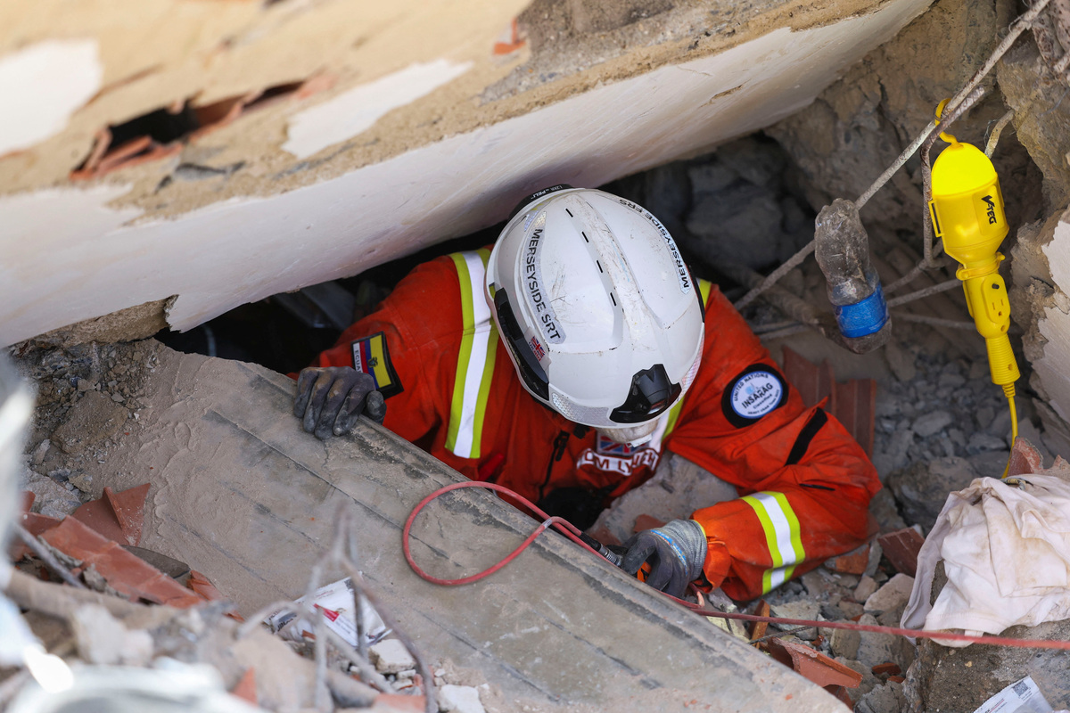 A rescuer works at the site of a collapsed building, in the aftermath of earthquakes, in La Guaira, Venezuela, July 1, 2026. REUTERS/Ricardo Arduengo