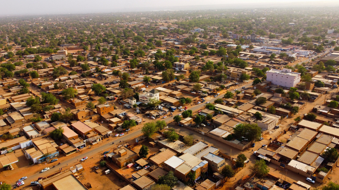 Rival factions stand off in Niger capital after mutineers attack airport, presidency 