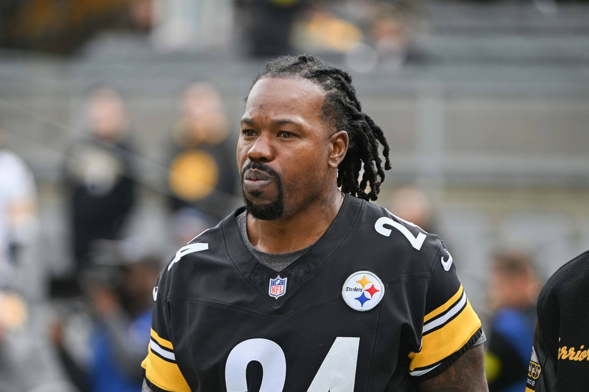  Nov 2, 2025; Pittsburgh, Pennsylvania, USA; Former Pittsburgh Steelers linebacker Joey Porter Sr. watches warm ups against Indianapolis Colts at Acrisure Stadium. Mandatory Credit: Barry Reeger-Imagn Images reuters.com,2025:newsml_MT1USATODAY27505640:226078761