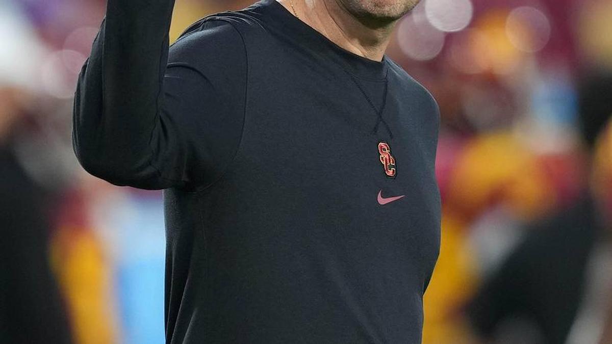  Sep 9, 2023; Los Angeles, California, USA; Southern California Trojans head coach Lincoln Riley gestures during the game against the Stanford Cardinal at United Airlines Field at Los Angeles Memorial Coliseum. Mandatory Credit: Kirby Lee-Imagn Images | Kirby Lee-Imagn Images 