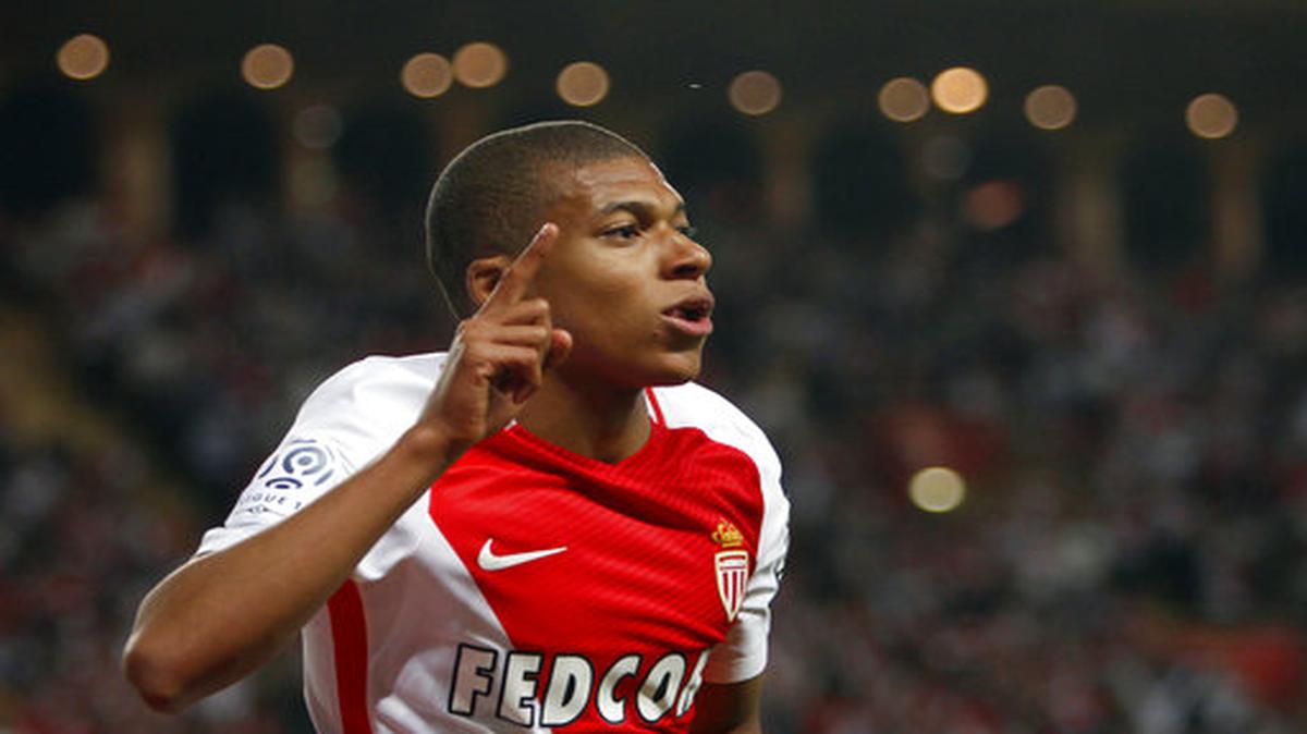 ARCHIVO - En esta foto del 17 de mayo de 2017, el jugador del Mónaco, Kylian Mbappé, festeja un gol contra Saint-Etienne en la liga francesa en Mónaco.