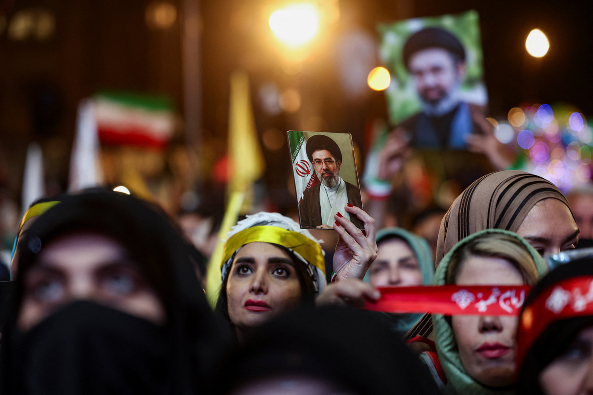 A woman holds an image of Iran's Supreme Leader, Mojtaba Khamenei, during an anti-U.S. and Israeli rally after Iran's missile attack on Israel, in Tehran, Iran, June 7, 2026. Majid Asgaripour/WANA (West Asia News Agency) via REUTERS