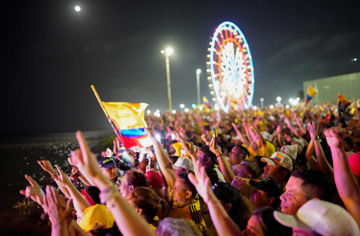 Supporters of Colombian presidential candidate Abelardo De La Espriella of the political movement Defenders of the Homeland react as De La Espriella addresses them after the results of the first round of the presidential election, in Barranquilla, Colombia May 31, 2026. REUTERS/Sergio Acero