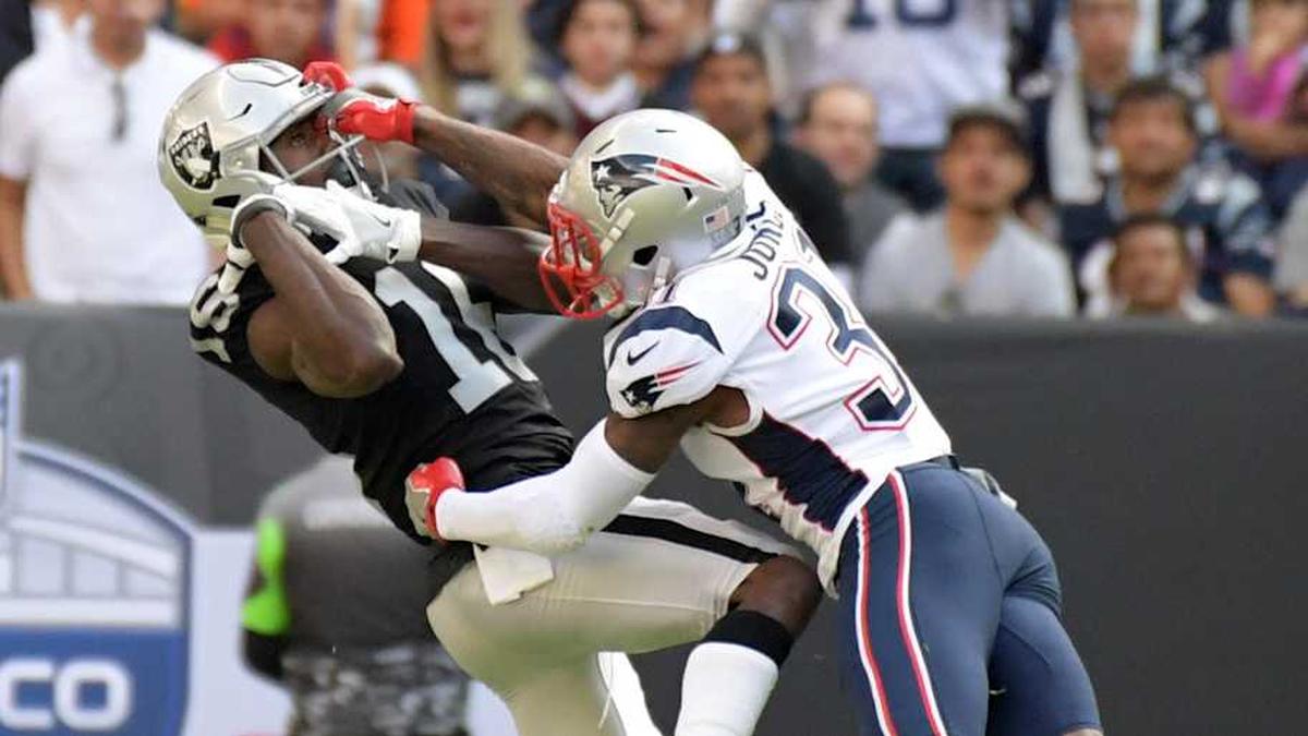  Nov 19, 2017; Mexico City, MEX; New England Patriots cornerback Jonathan Jones (31) deflects a pass intended for Oakland Raiders wide receiver Johnny Holton (16) that was intercepted in the first quarter during an NFL International Series game at Estadio Azteca. Mandatory Credit: Kirby Lee-Imagn Images | Kirby Lee-Imagn Images 