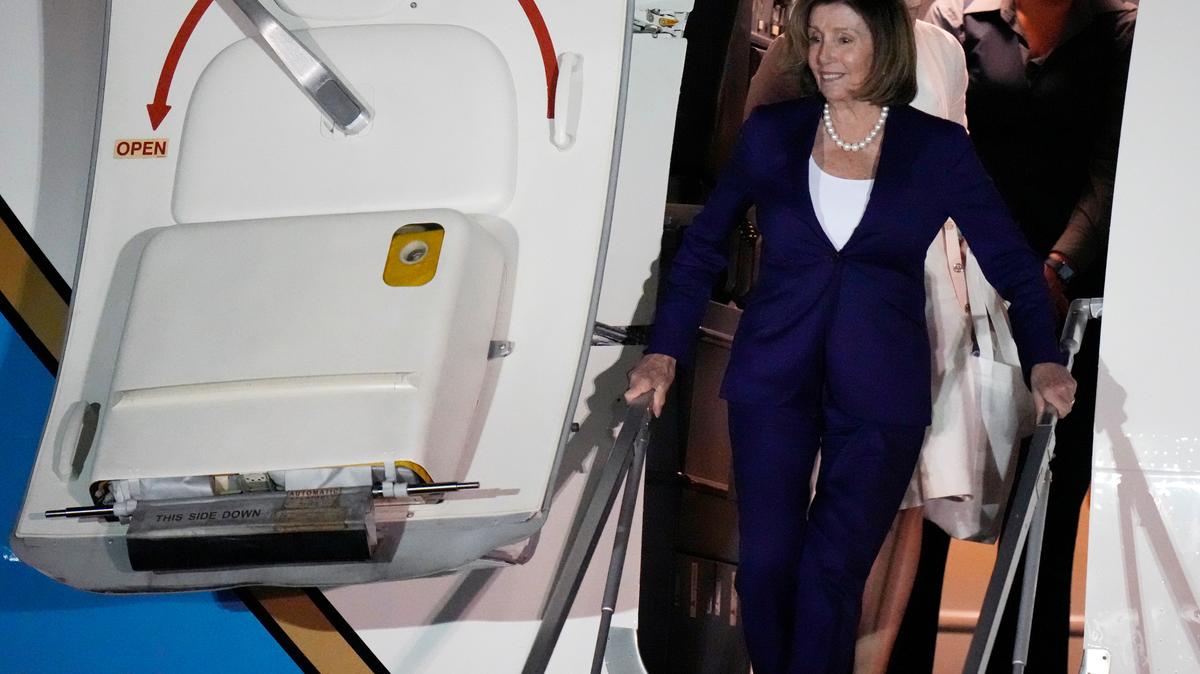La presidenta de la Cámara de Representantes de EEUU, Nancy Pelosi, desembarca de un avión del gobierno en la Base Aérea de Yokota, en Fussa, en las afueras de Tokio, el jueves 4 de agosto de 2022. (Foto AP/Shuji Kajiyama)