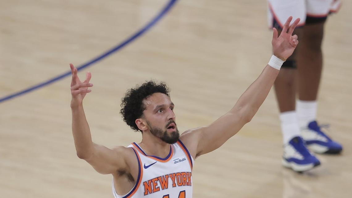 Knicks rally from 22-point fourth-quarter deficit, stun Cavs in OT 