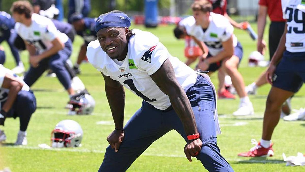  Jun 2, 2026; Foxborough, MA, USA; New England Patriots wide receiver A.J. Brown (1) warms up during the team's OTA at Gillette Stadium. Mandatory Credit: Eric Canha-Imagn Images | Eric Canha-Imagn Images 
