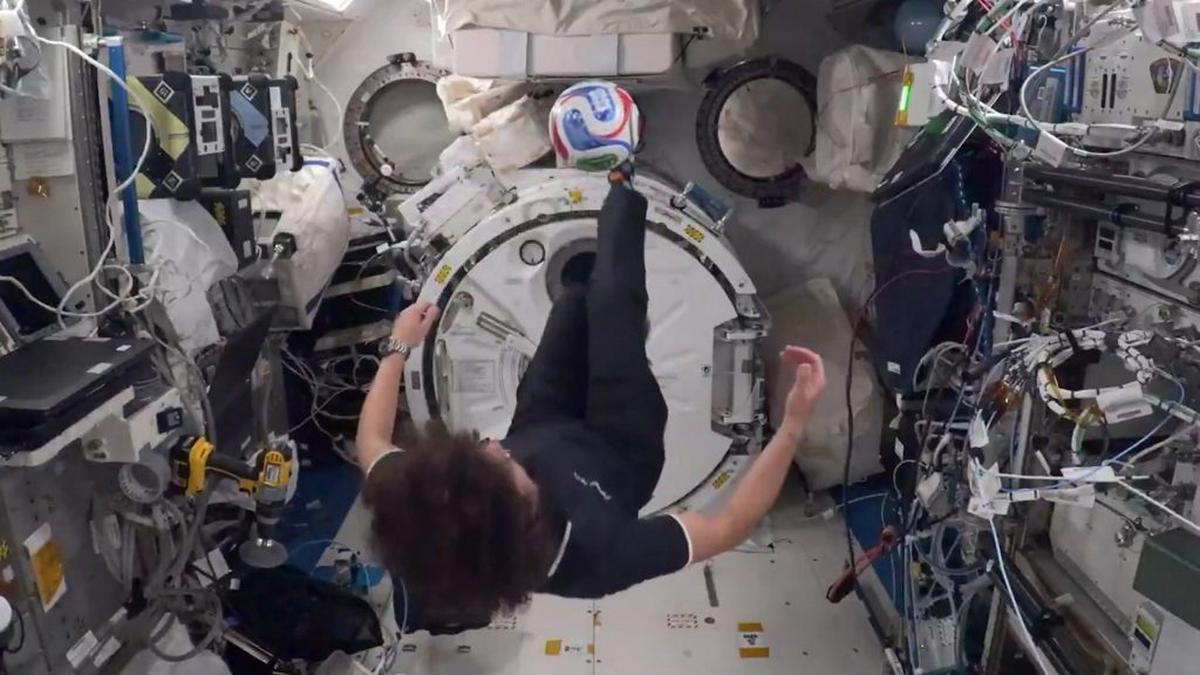  NASA's Jessica Meir pulls off the acrobatic bicycle kick in microgravity. (Learn With NASA via SWNS) 