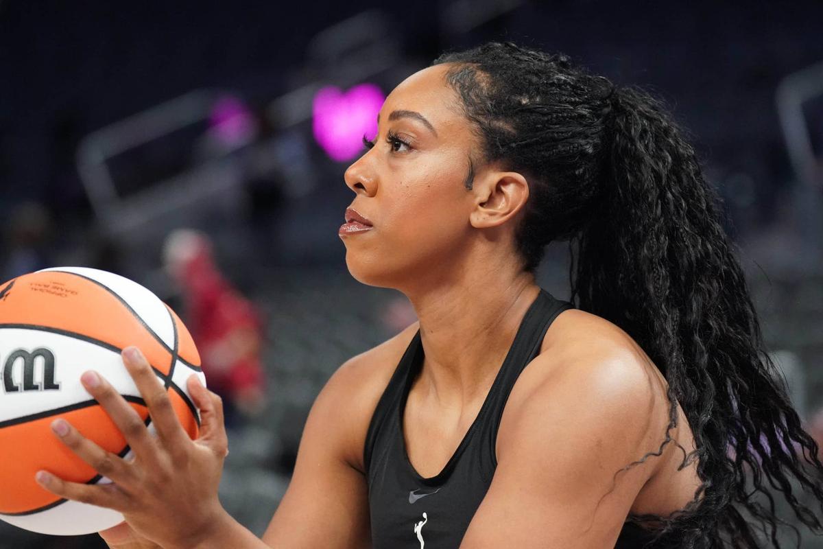  New Indiana Fever forward Monique Billings (25) warms up before a game. David Gonzales-Imagn Images