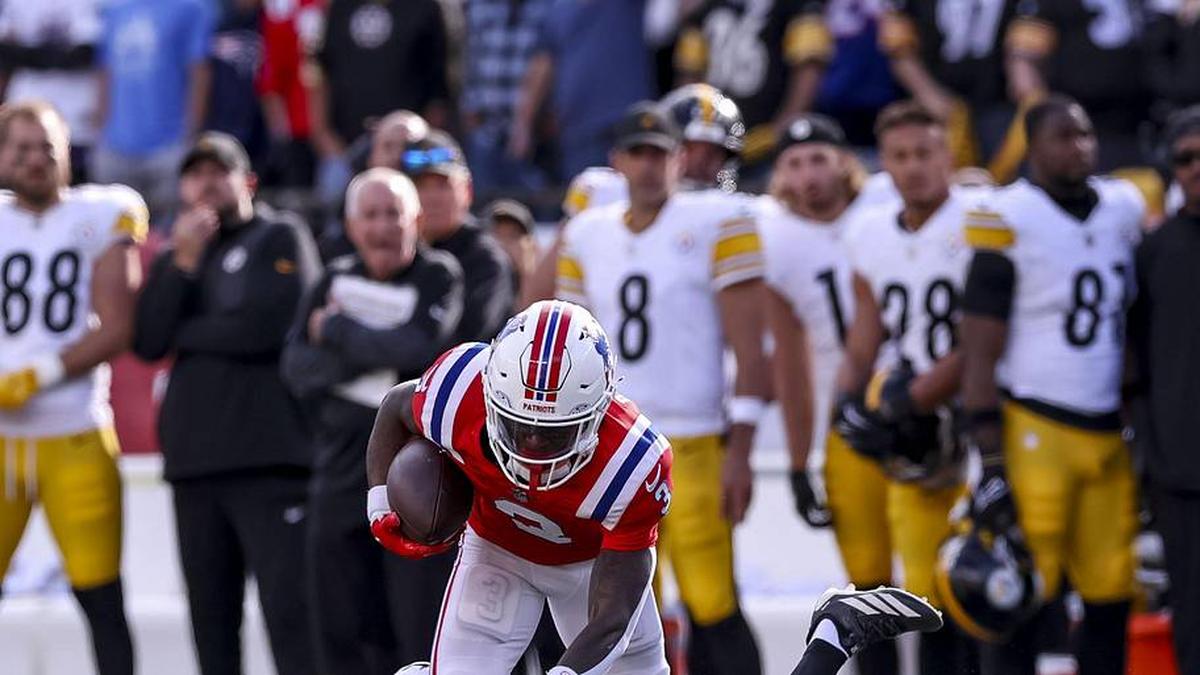  Sep 21, 2025; Foxborough, Massachusetts, USA; Pittsburgh Steelers cornerback Brandin Echols (26) tackles New England Patriots wide receiver Demario Douglas (3) during the fourth quarter at Gillette Stadium. Mandatory Credit: Paul Rutherford-Imagn Images | Paul Rutherford-Imagn Images 