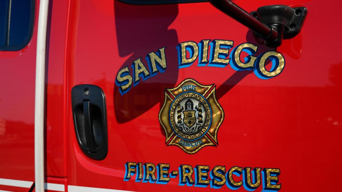 2 dead in plane crash at Montgomery-Gibbs Executive Airport