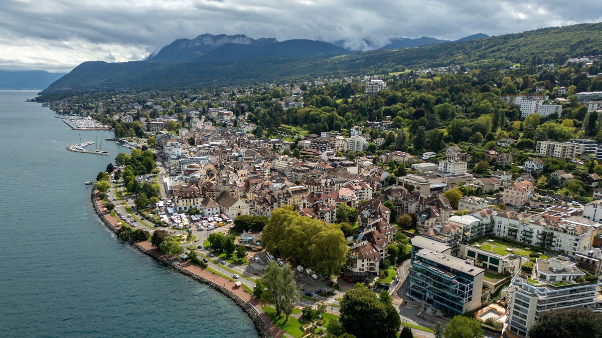 FILE PHOTO: A drone views shows the Evian Resort hotel overlooking Lake Geneva (Leman) where the 2026 G7 summit will take place in Evian-les-Bains, France, September 12, 2025. REUTERS/Denis Balibouse/File Photo