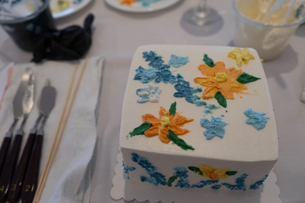  Learning how to decorate with thick buttercream during the “Happy Little Cakes” experience. Photo credit: Mary Beth Skylis 