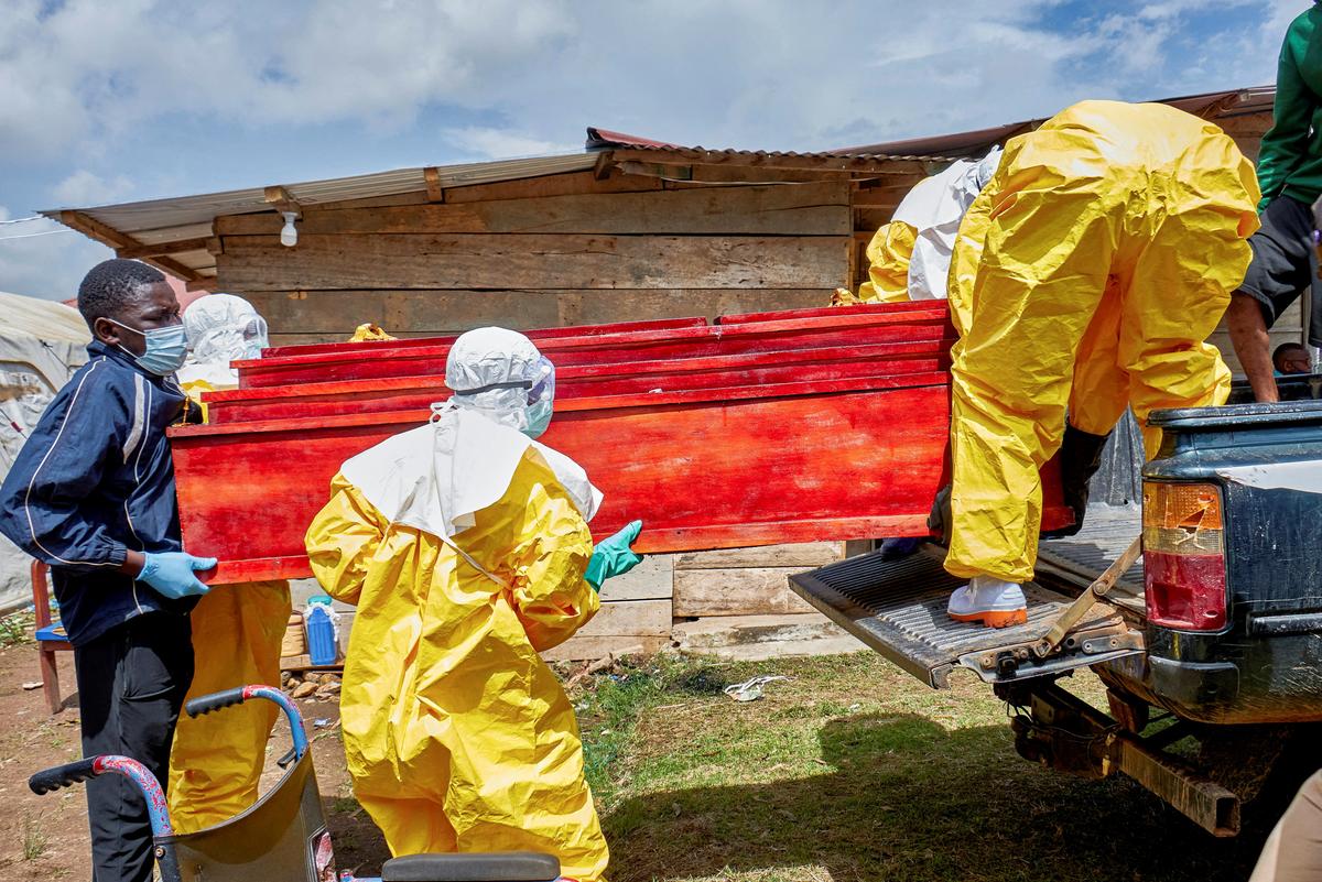 Red Cross workers carry the coffin with the body of a person who died of Ebola, as aid agencies intensify efforts to contain a new Ebola outbreak involving the Bundibugyo strain, at the Centre Medical Evangelique (CME) in Hoho commune of Bunia, Ituri province, Democratic Republic of Congo, May 21, 2026. REUTERS/Gradel Muyisa Mumbere