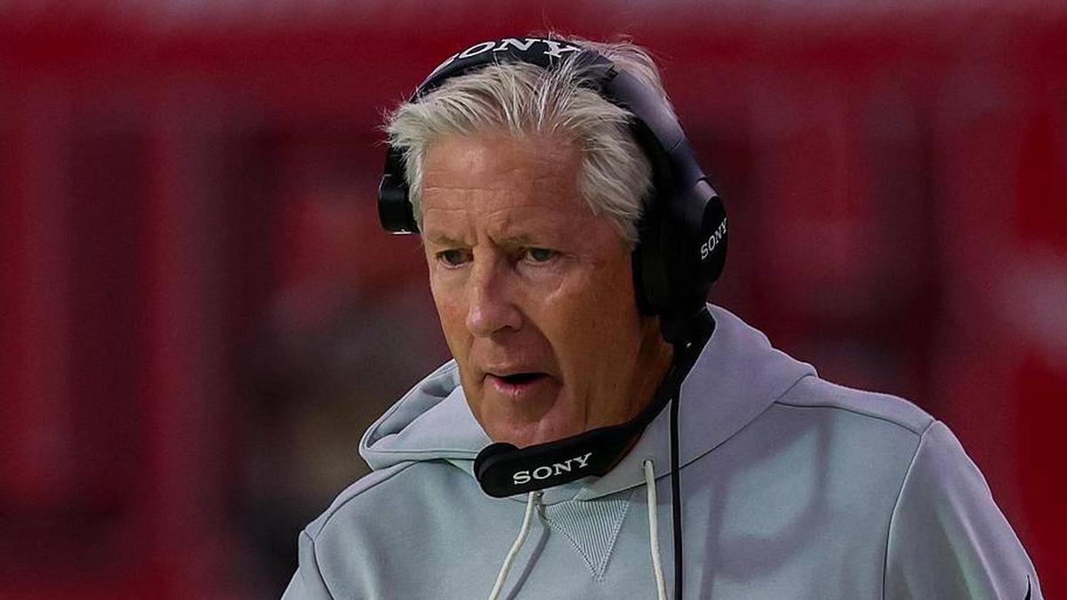  Dec 21, 2025; Houston, Texas, USA ; Las Vegas Raiders head coach Pete Carroll walks the sidelines while playing against the Houston Texans in the first quarter at NRG Stadium. Mandatory Credit: Thomas Shea-Imagn Images | Thomas Shea-Imagn Images 