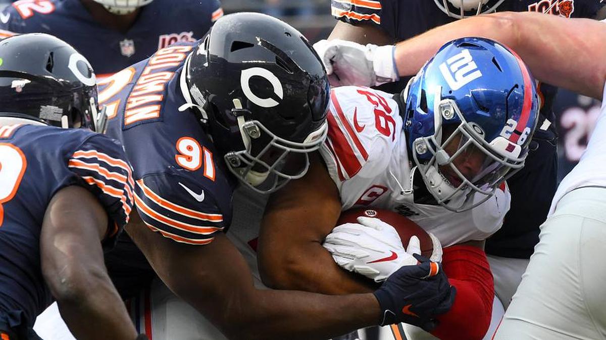  Nov 24, 2019; Chicago, IL, USA; New York Giants running back Saquon Barkley (26) rushes the ball against Chicago Bears nose tackle Eddie Goldman (91) during the second half at Soldier Field. Mandatory Credit: Mike DiNovo-Imagn Images | Mike DiNovo-Imagn Images 