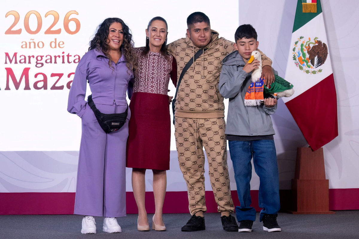 Mexico’s President Claudia Sheinbaum poses for a photo with the family of Merlin, a duck wearing the jersey of the Mexican national soccer team ("El Tri"), which went viral after Mexico’s first match in the 2026 FIFA World Cup, with its owners invited to the president’s morning press conference at the National Palace in Mexico City, Mexico, in this handout distributed on June 22, 2026. Mexico Presidency/Handout via REUTERS