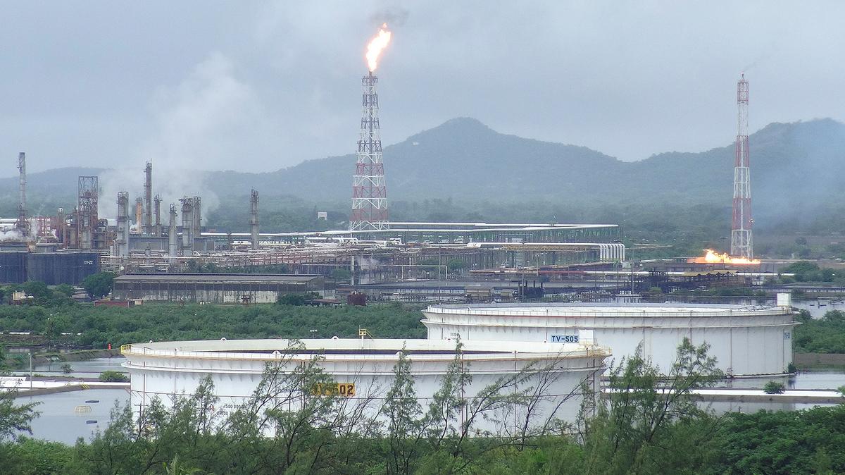 A general view shows Mexico's state-owned oil firm Pemex Salina Cruz refinery in Salina Cruz, in Oaxaca state, Mexico, June 13, 2017. REUTERS/Jose de Jesus Cortes/ File Photo