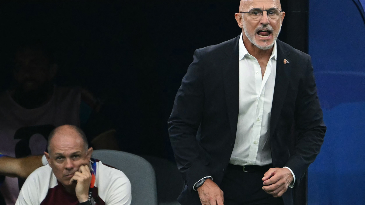 Spain's head coach Luis de la Fuente, right, reacts in the technical area during a World Cup Semifinal against France on Tuesday, July 14, 2026, in Arlington, Texas. (Ronaldo Schemidt/AFP/Getty Images/TNS)
