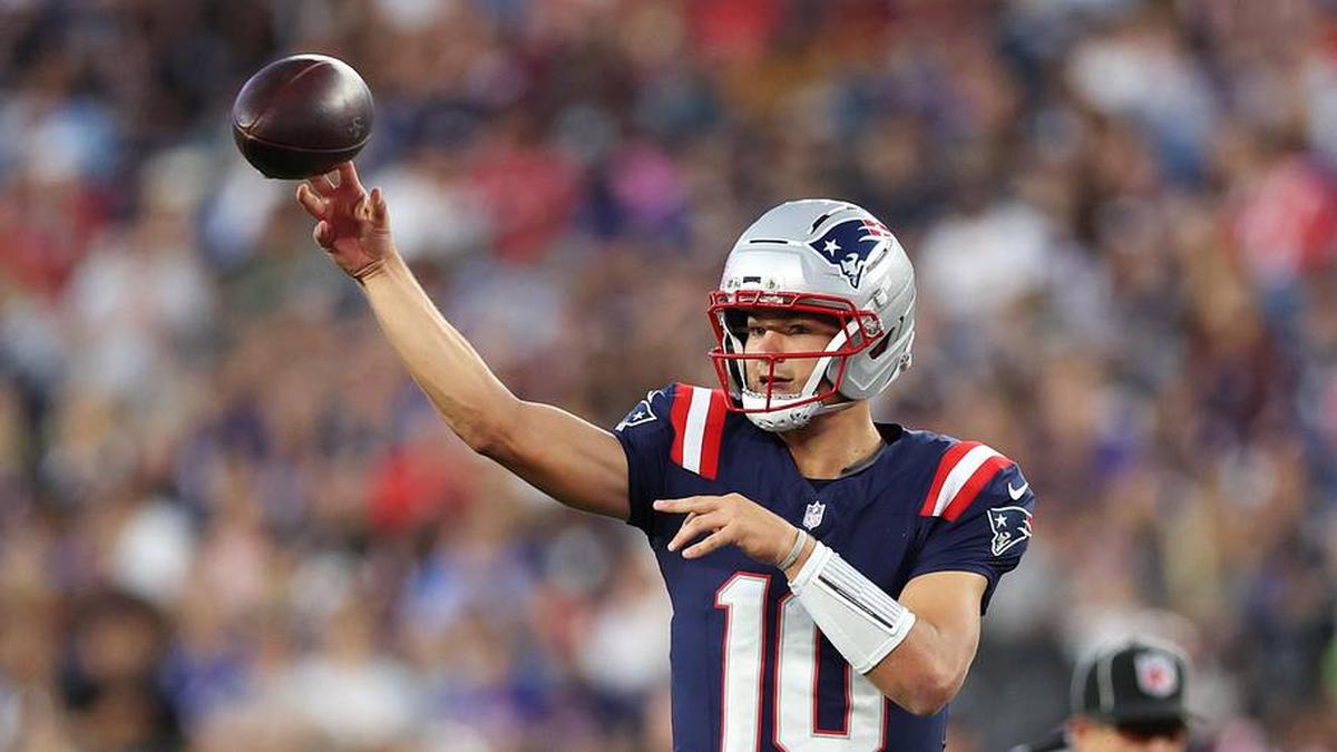  Aug 8, 2025; Foxborough, Massachusetts, USA; New England Patriots quarterback Drake Maye (10) passes the ball during the first half against the Washington Commanders at Gillette Stadium. Mandatory Credit: Paul Rutherford-Imagn Images | Paul Rutherford-Imagn Images 