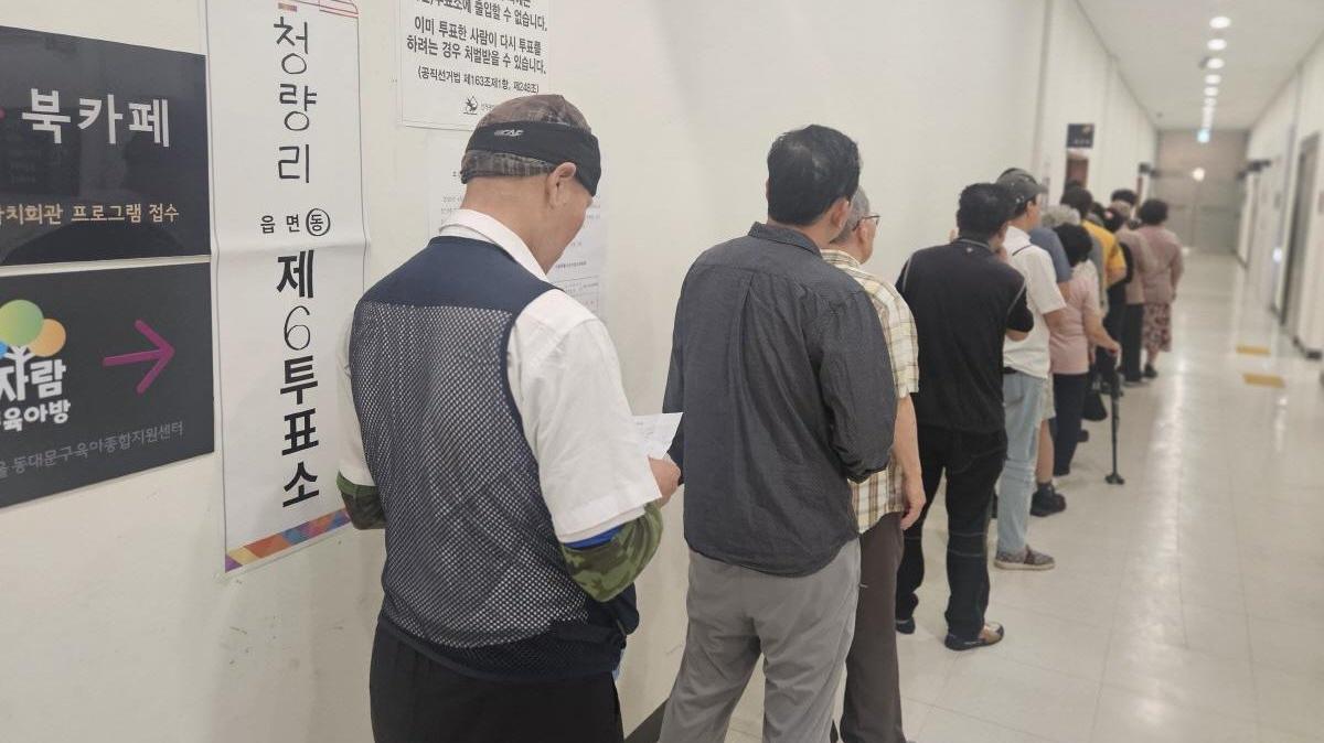 Voters wait in line at a polling station at the Cheongnyangni-dong Community Service Center in Dongdaemun Ward, Seoul, on Wednesday, the day of South Korea’s ninth nationwide local elections. Photo by Asia Today