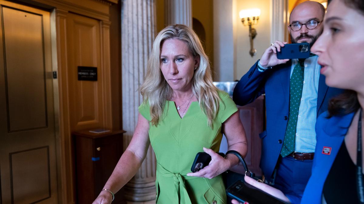 La congresista Marjorie Taylor Greene, republicana de Georgia, sale de la cámara de la Cámara de Representantes al final de las votaciones, en el Capitolio de Washington, el 12 de mayo de 2022. Greene ha puesto a prueba la tolerancia de los votantes republicanos a la controversia. (Foto AP/J. Scott Applewhite, archivo)