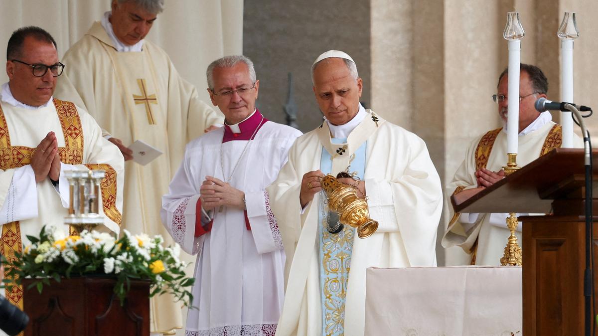 Pope Leo XIV leads a holy Mass in Piazza Bartolo Longo in front of the Shrine of the Virgin of the Rosary of Pompei, on the first anniversary of his election, in Pompei, Italy, May 8, 2026. REUTERS/Guglielmo Mangiapane