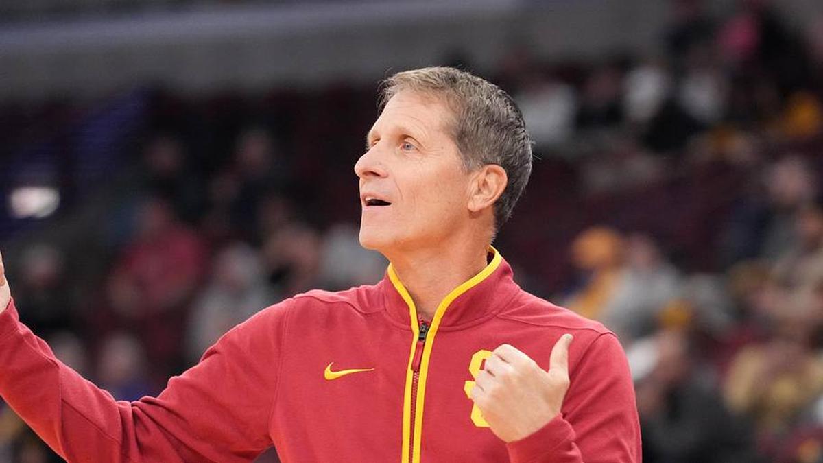  Mar 11, 2026; Chicago, IL, USA; Southern California Trojans head coach Eric Musselman gestures to his team against the Washington Huskies during the first half at United Center. Mandatory Credit: David Banks-Imagn Images | David Banks-Imagn Images 