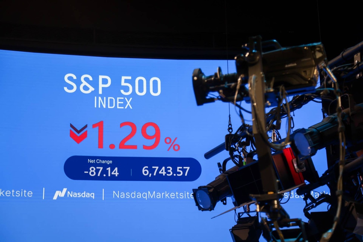  The S&P 500 fell 2.6% on June 5, its worst day since October. 