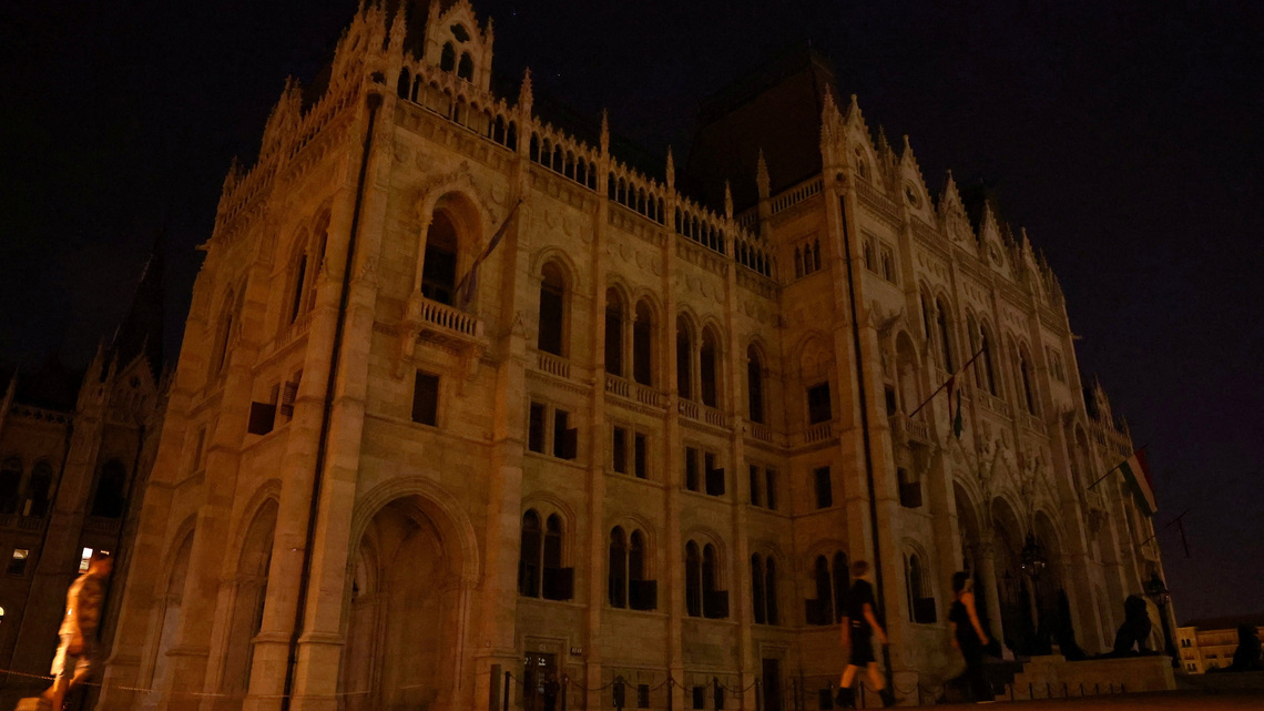 Budapest dims historic landmarks to save energy during heatwave 