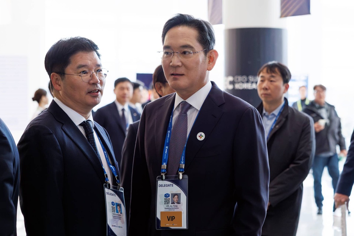  Samsung's latest leak hints at a bigger smartphone shift. 