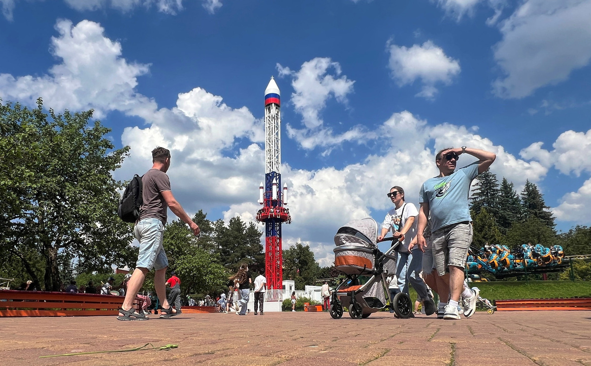 People walk past the "Oreshnik" ride, named after a nuclear-capable hypersonic missile, at an amusement park in Saint Petersburg, Russia June 5, 2026. REUTERS/Stringer
