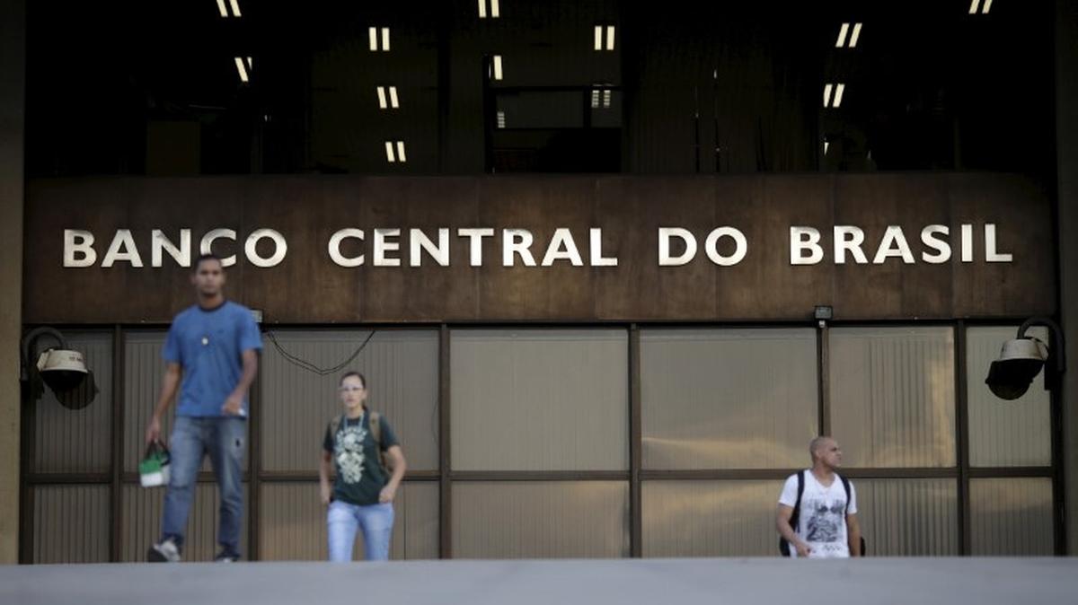 People walk out of the headquarters of the central bank in Brasilia, Brazil, September 23, 2015. The Brazilian real tumbled on Wednesday as the central bank's increased intervention in the currency market failed to offset fears of deteriorating government finances, a mounting political crisis and weaker Chinese demand for raw materials. REUTERS/Ueslei Marcelino