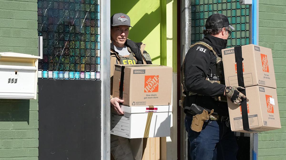 FBI agents and law enforcement carry boxes to waiting SUVs as they raid the Mako Childcare Center on April 28, 2026, in south Minneapolis. The Mako Childcare Center was one of 22 sites targeted as part of a fraud probe in Minnesota. (Anthony Soufflé/The Minnesota Star Tribune/TNS)