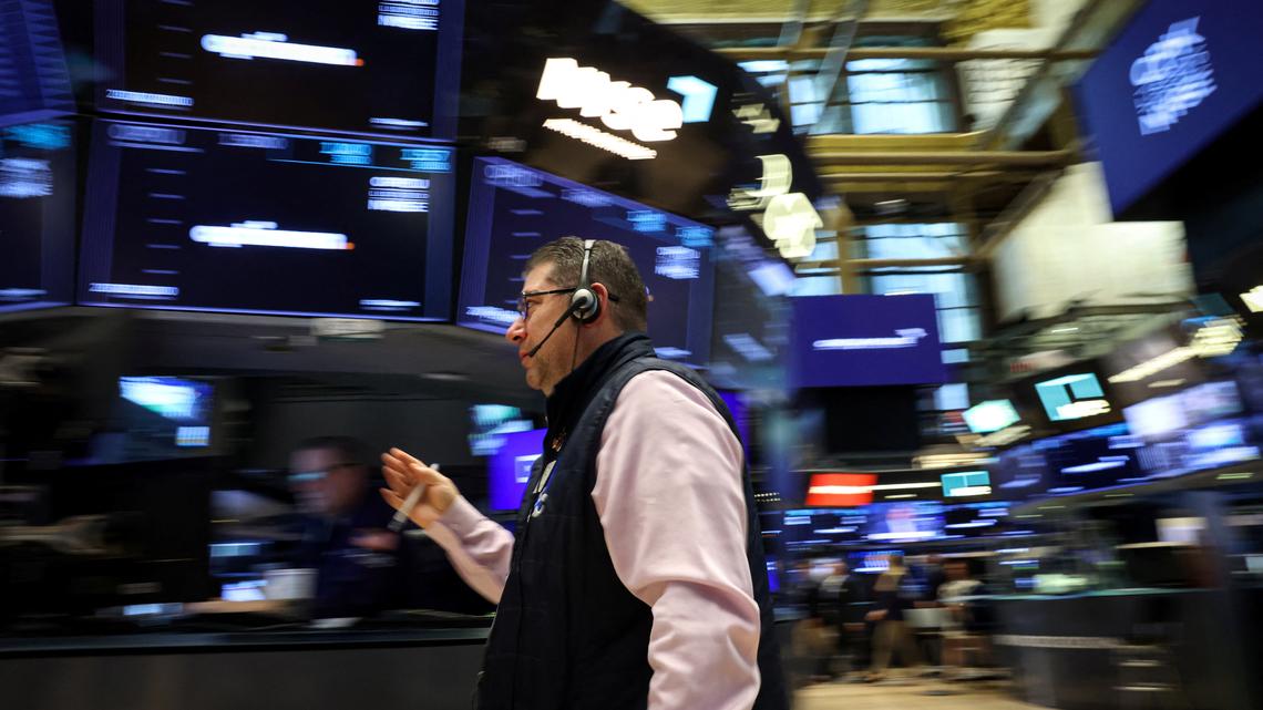 S&P 500 ends down as chip stocks give up gains 