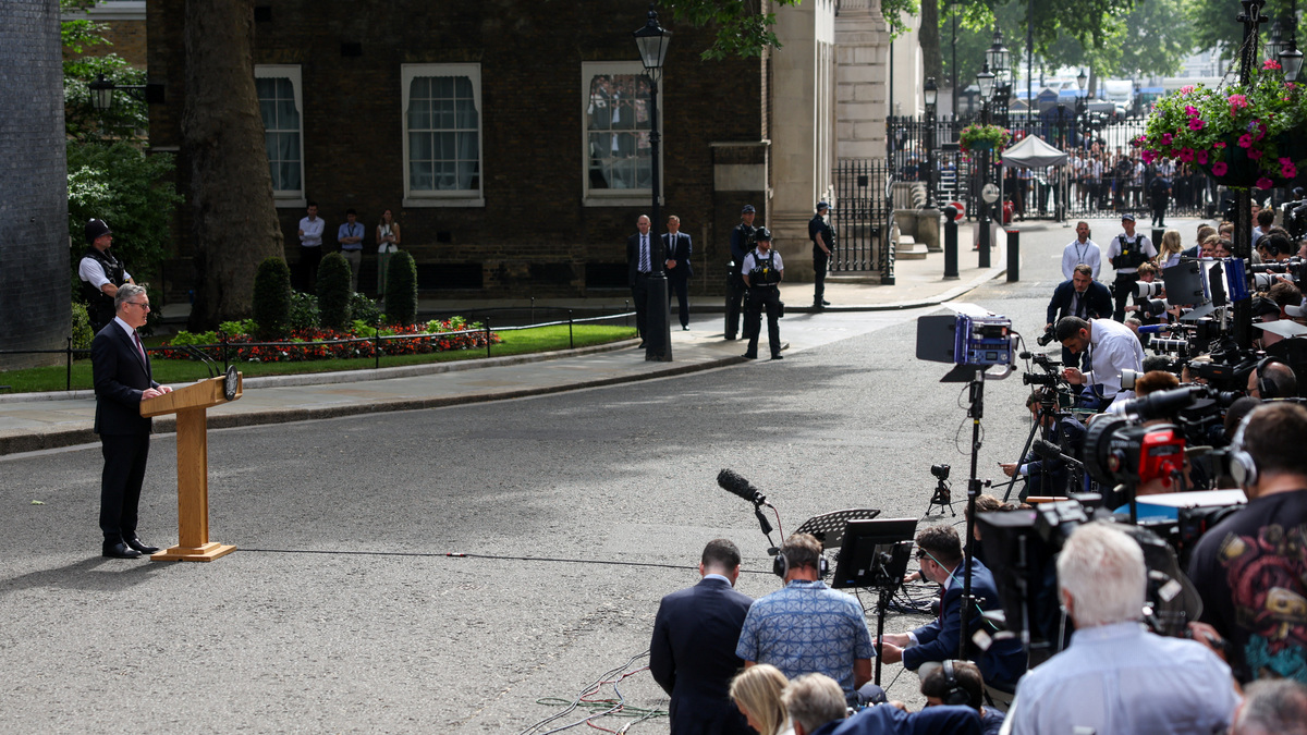 British Prime Minister Keir Starmer speaks as he announces the timeline for his resignation, outside 10 Downing Street, in London, Britain, June 22, 2026. REUTERS/Toby Shepheard