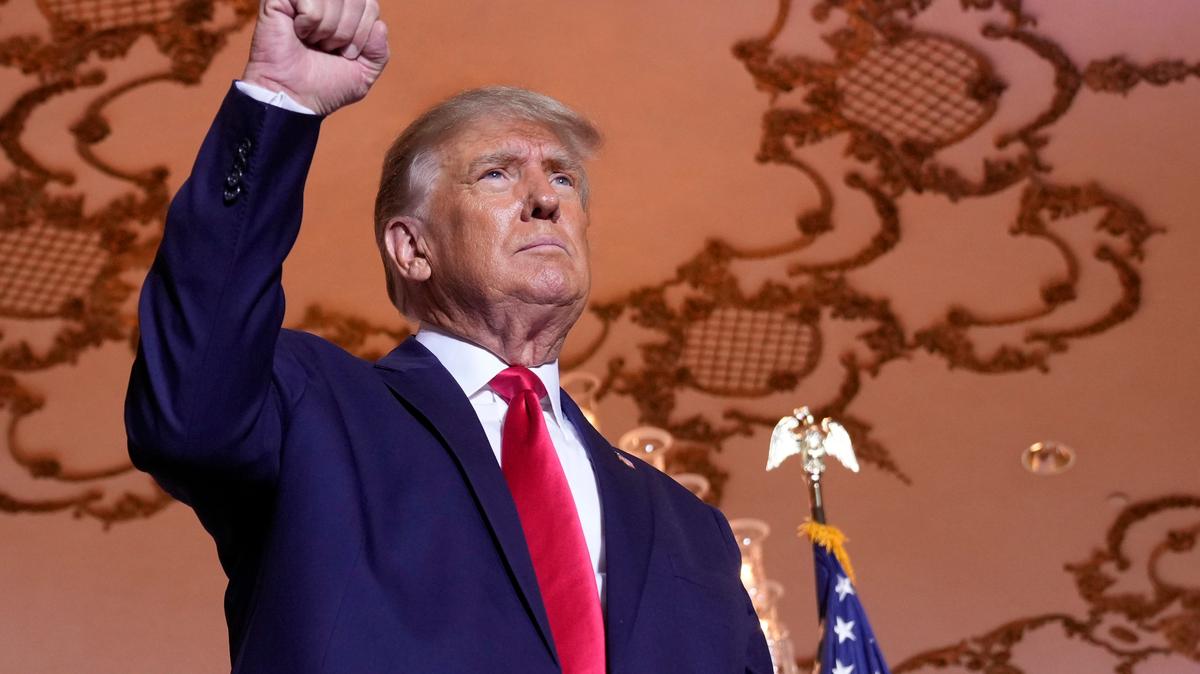 El ex presidente Donald Trump en el escenario tras anunciar una tercera candidatura a la presidencia en Mar-a-Lago en Palm Beach el martes 15 de noviembre de 2022.