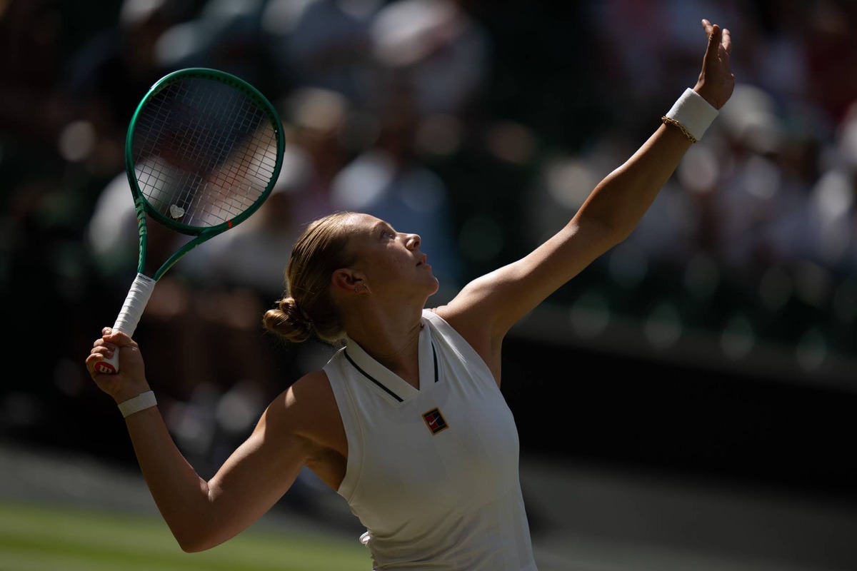 Jul 4, 2026; London, United Kingdom; Amanda Anisimova of the United States as she serves during her match against Madison Keys of the United States on day six at All England Lawn Tennis and Croquet Club. Mandatory Credit: Susan Mullane-Imagn Images 