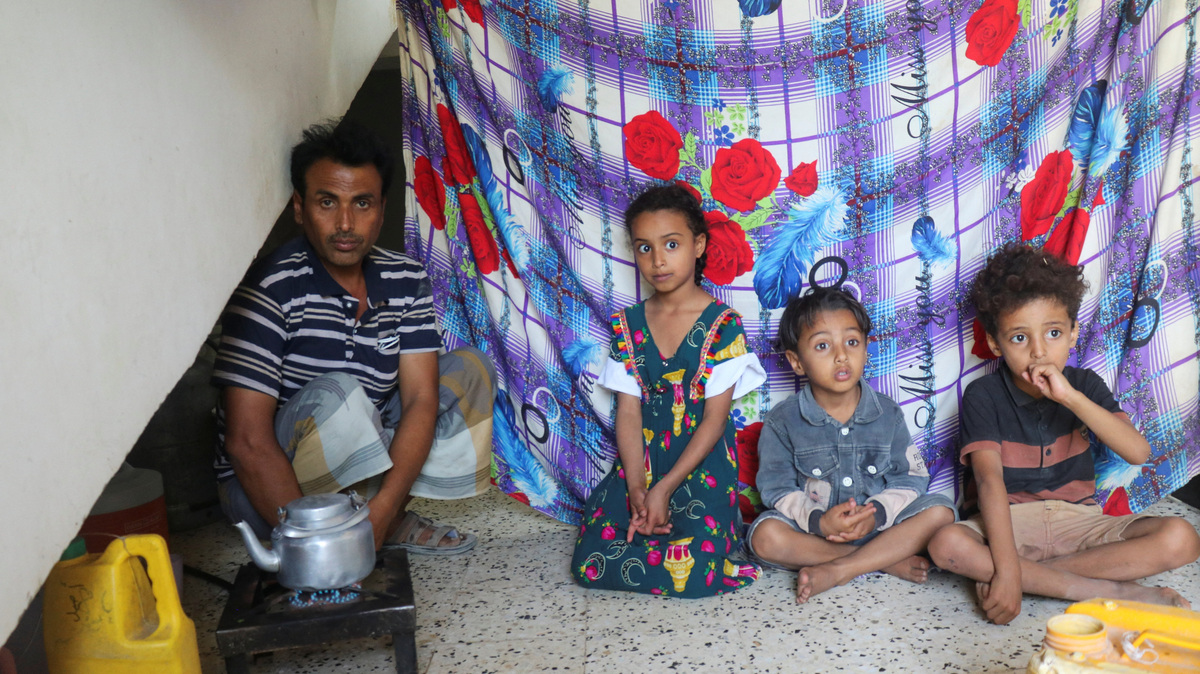 In Yemen's besieged Taiz, families take shelter as Houthis close in ...